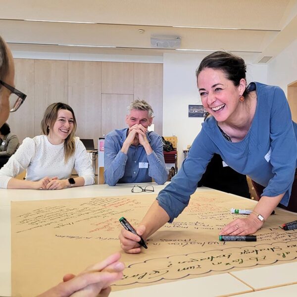 Erwachsenenbildung: Gesellschaftlich und politisch unerlässlich