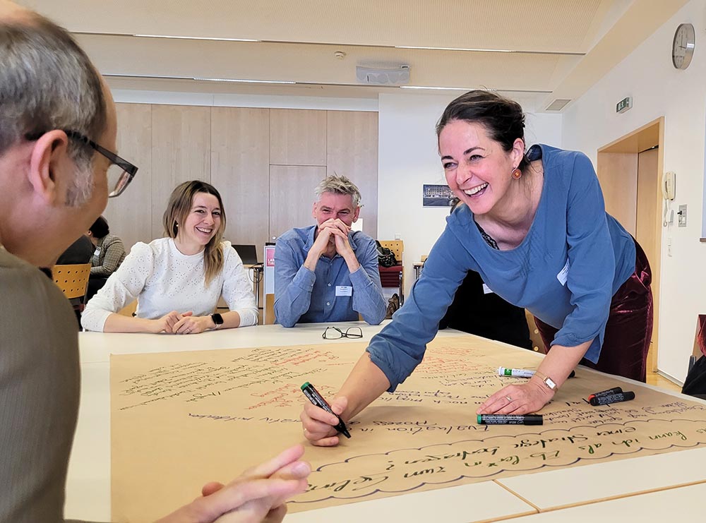 Erwachsenenbildung: Gesellschaftlich und politisch unerlässlich